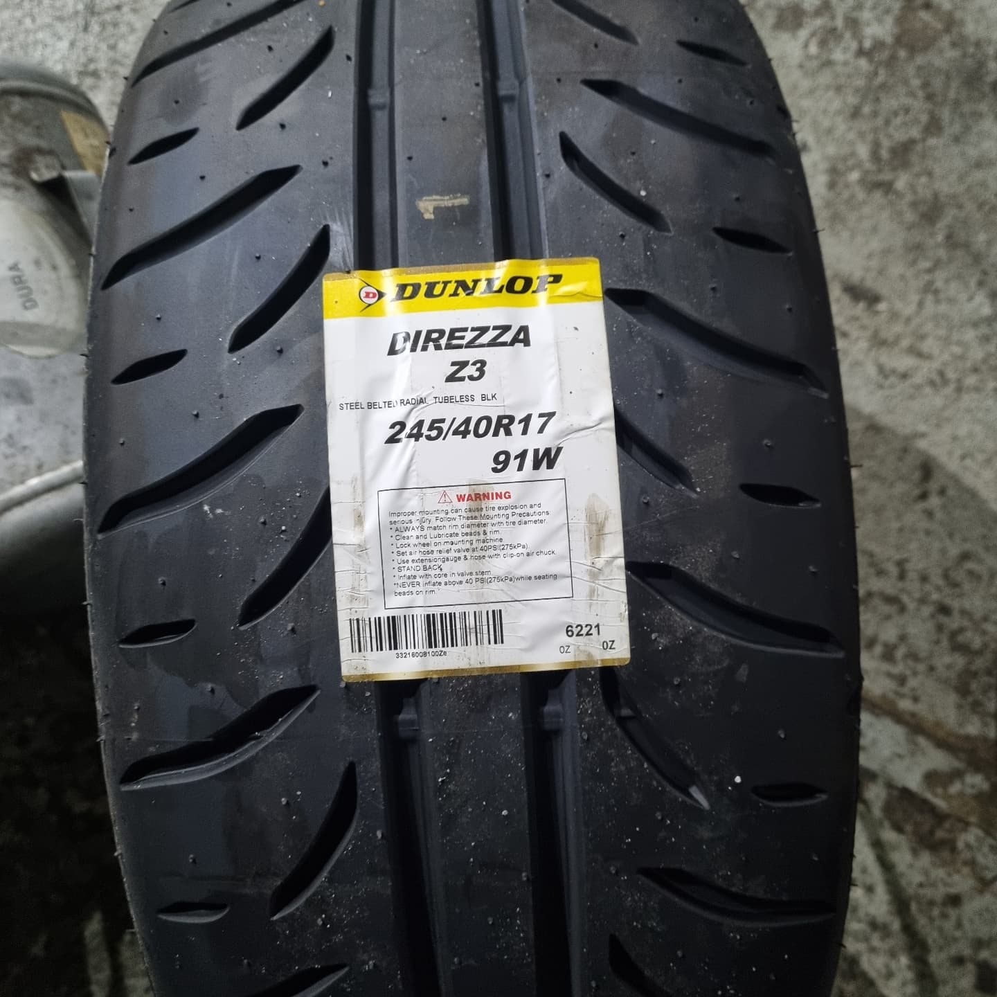 Dunlop DIREZZA Z3 235/45/17 on 8.5j 17