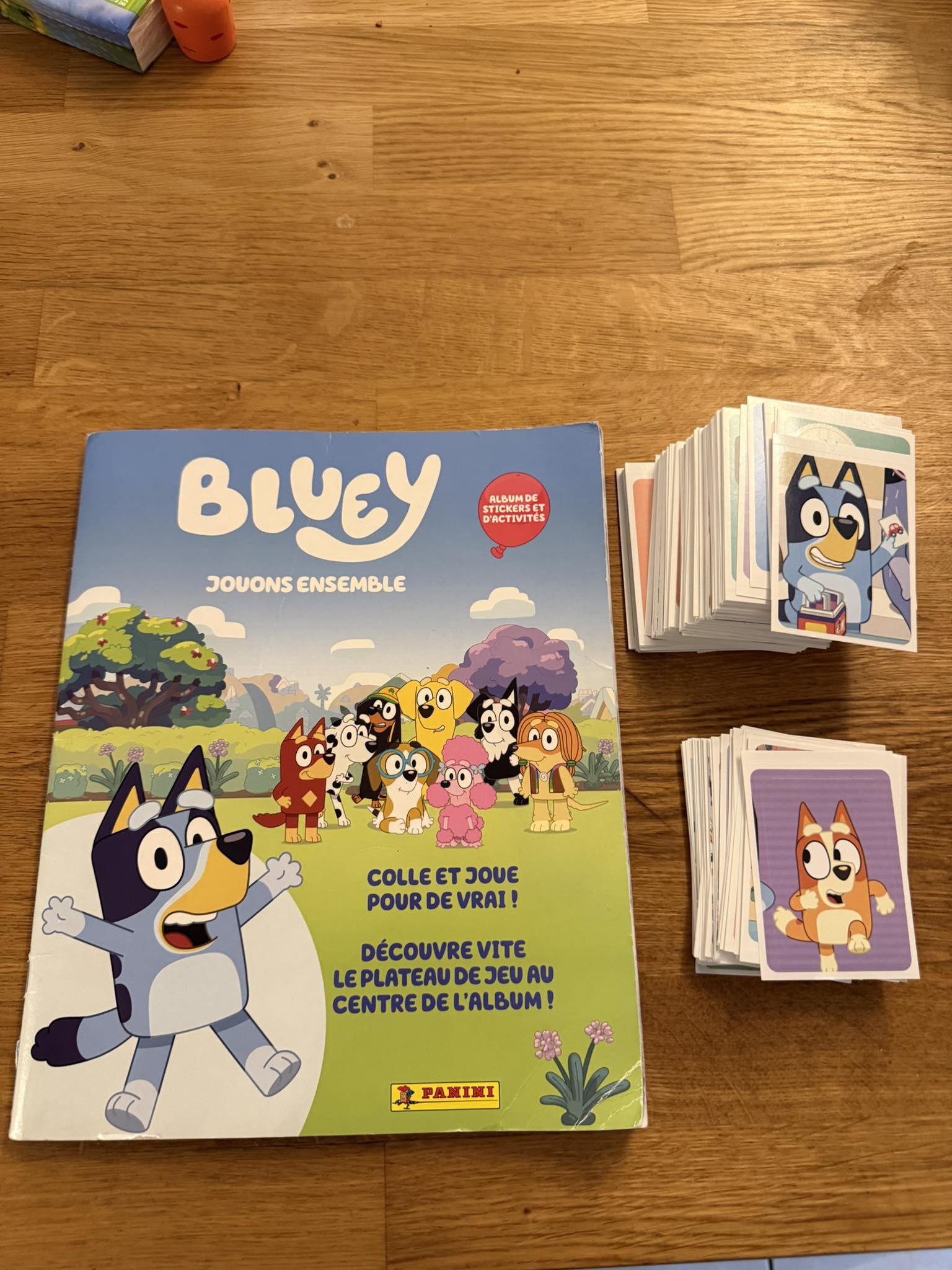 Panini Bluey 2 – Album De Stickers “Jouons Ensemble” – 40 Pages, 192 Stickers Dont 36 Spéciaux Brillants/texturés, Avec Mini-jeux Et Activités, Dès 3 Ans