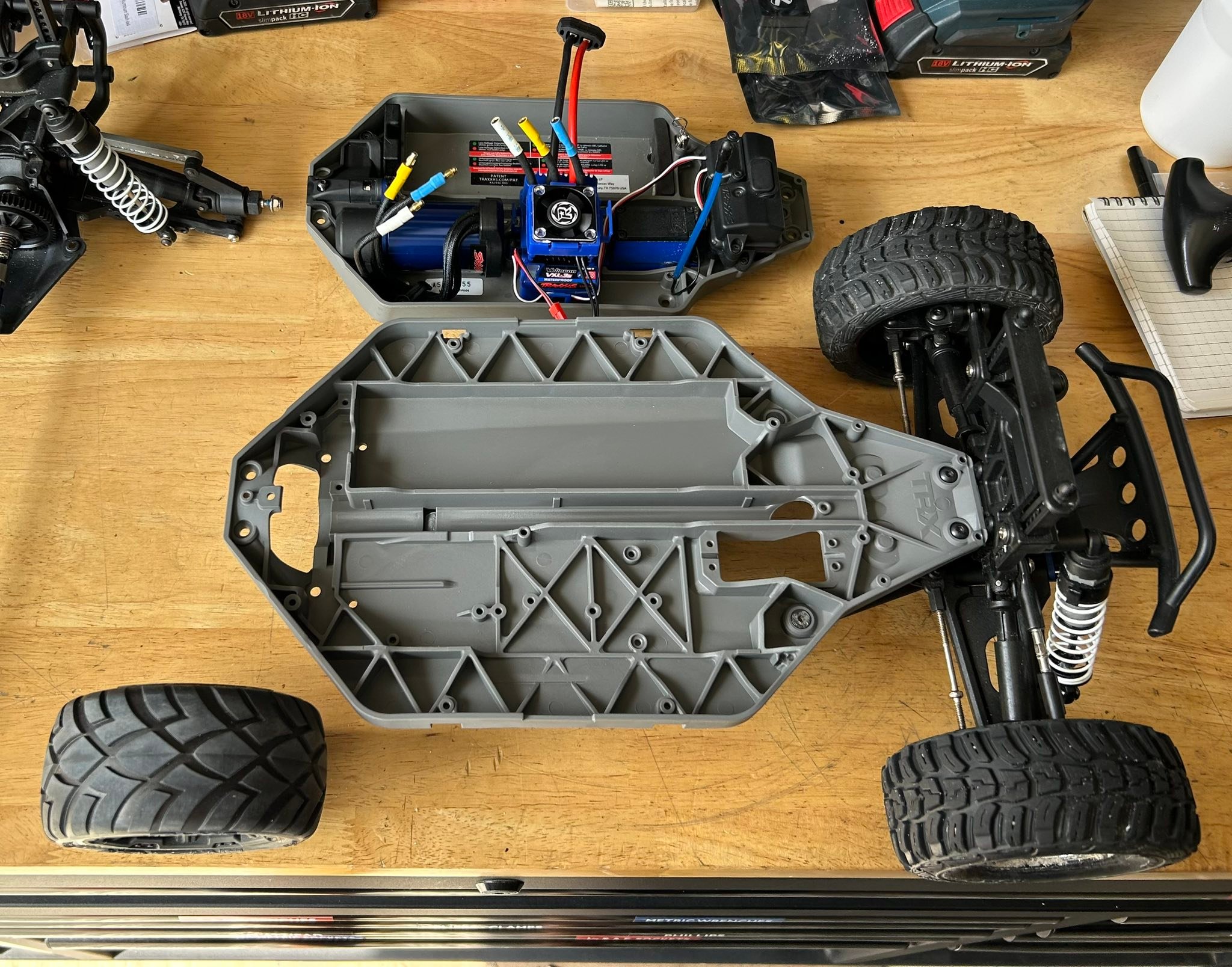 Traxxas EZ-Peak Plus Dual – Chargeur Double Pour Batteries LiPo/NiMH, 8A, Avec 2 Accus, Modélisme
