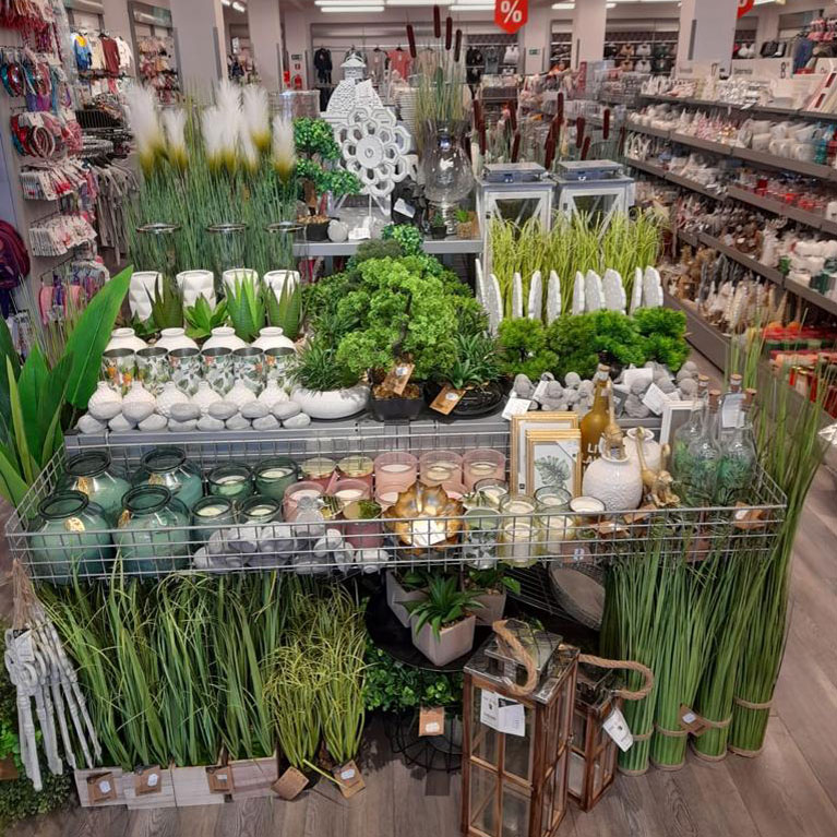 🌿 Frische Grüße aus unserer Filiale 🌿 Das frische Grün unserer Kunstblumen passt perfekt zu unseren neuen weißen Deko-Highlights 🥰❤ Wie gefällt euch unser neuer Dekotisch? 😍❤ Kommt direkt in einer uns
