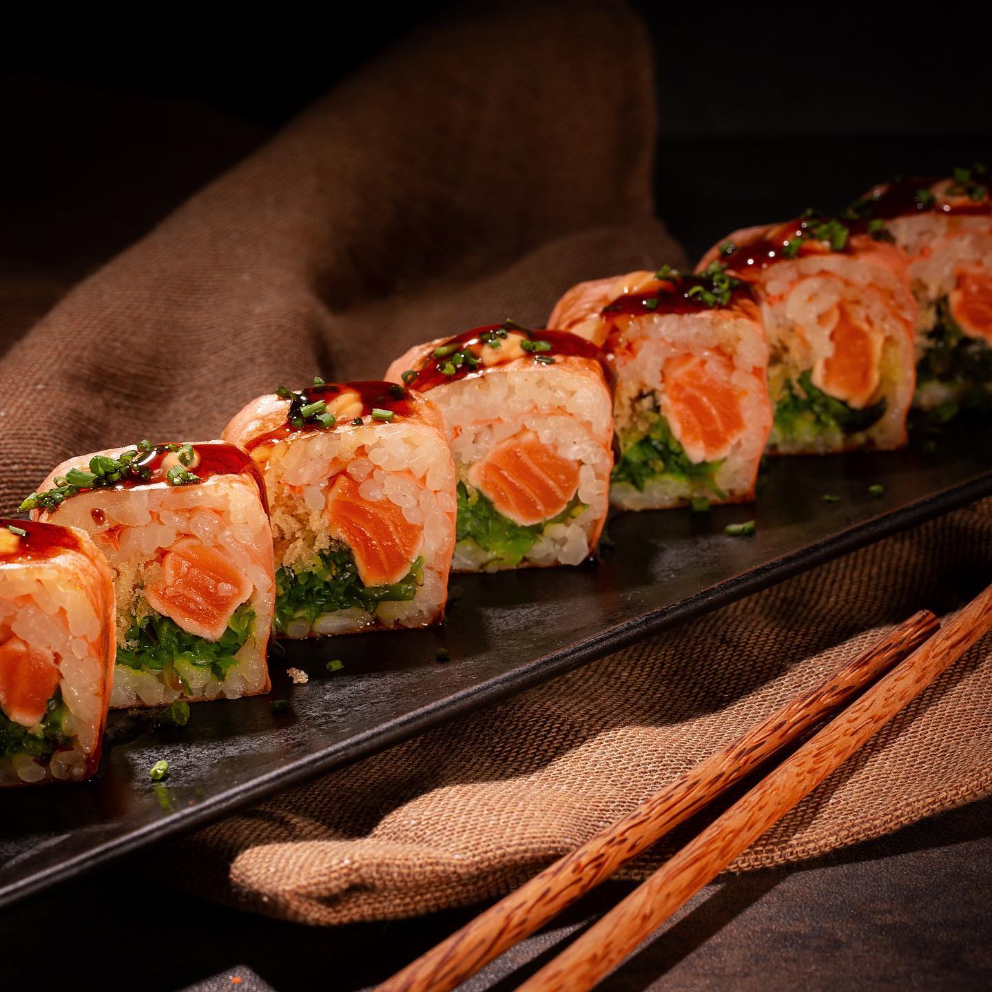 Fishpac - • Komodo Roll • Roll hosomaki, salmon flambeado,... | Facebook