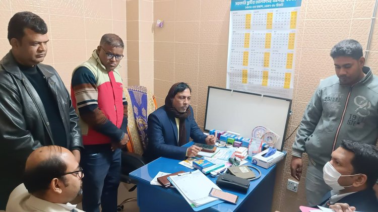 Neerob - এইচএসসি পাস নুরুল। নামের পাশে লিখা এমবিবিএস, এফসিপিএস (মেডিসিন ...
