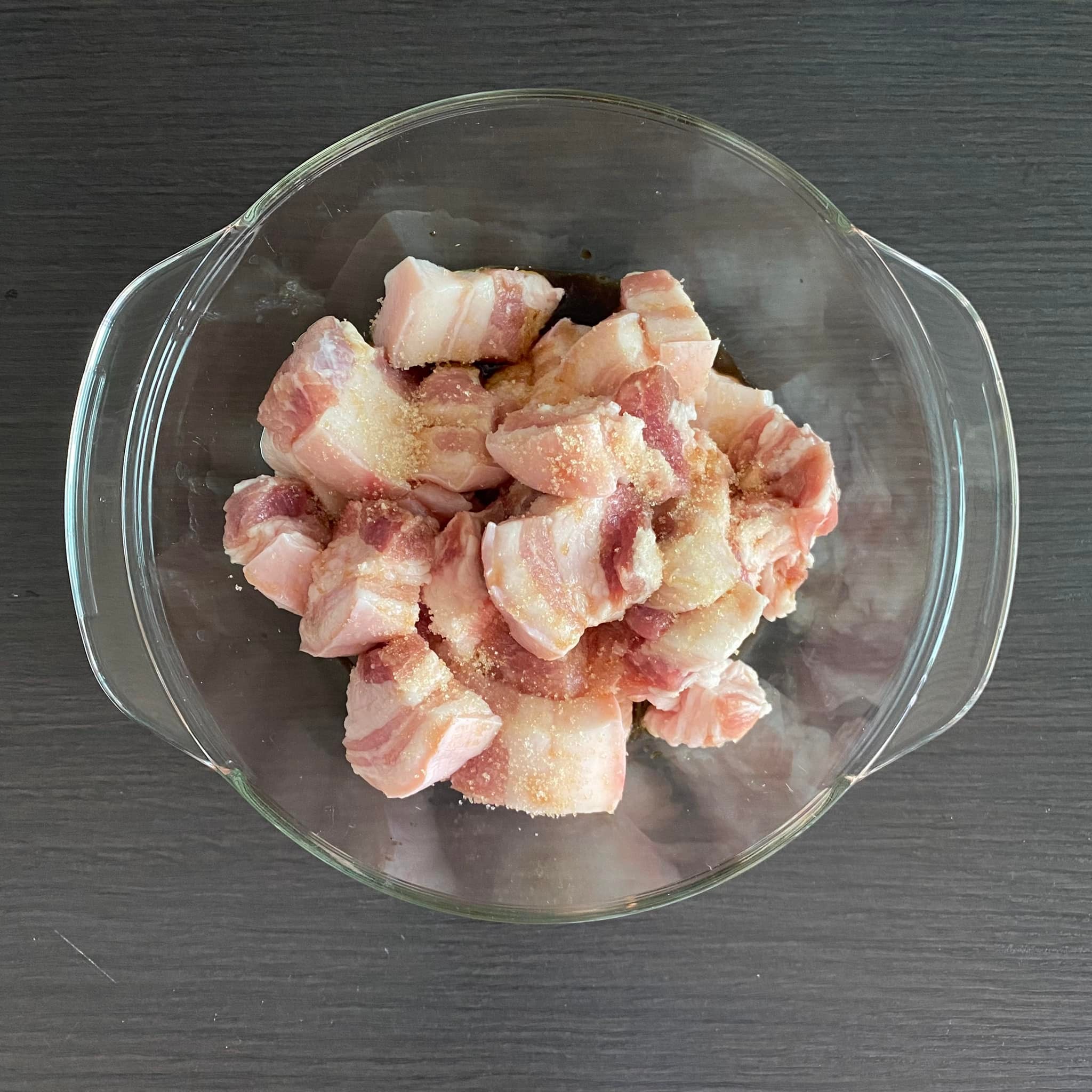 Sikarate's Kitchen - หมักหมูสามชั้นด้วยน้ำปลา, ซอสปรุงรสฝาเขียว, ซีอิ๊ว ...