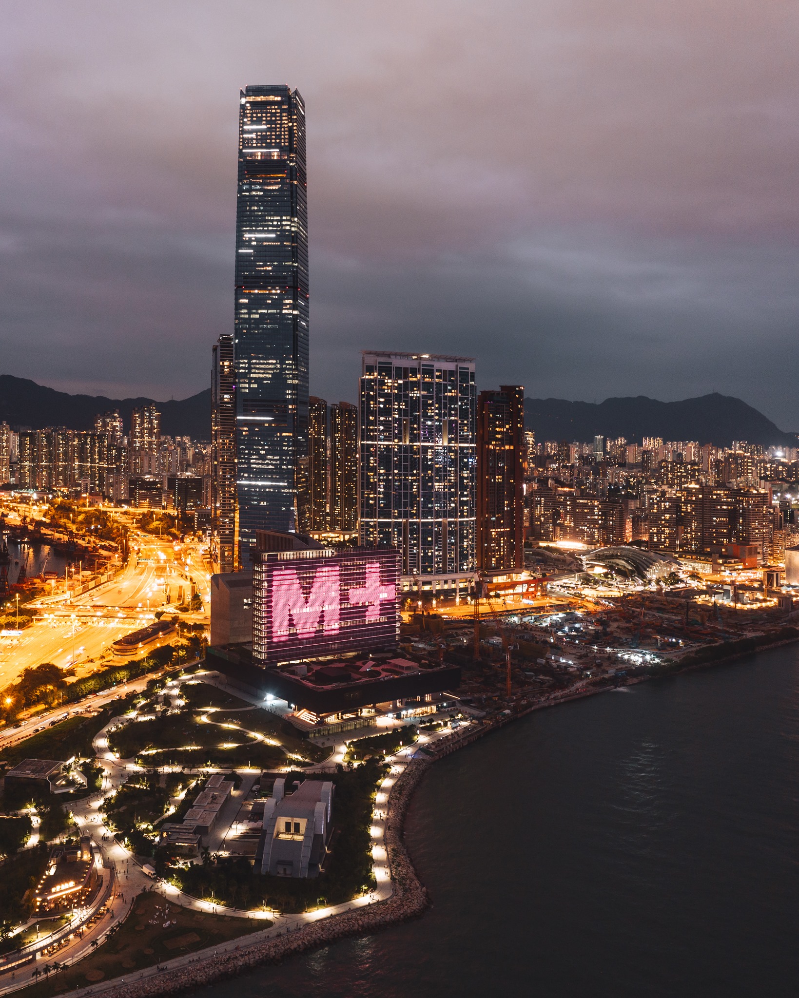WestK 西九文化區 - 【#Mplus開幕 #MplusOpening】 M+幕牆在日暮餘光中亮起了。此照片轉發自 Martin Lee ...