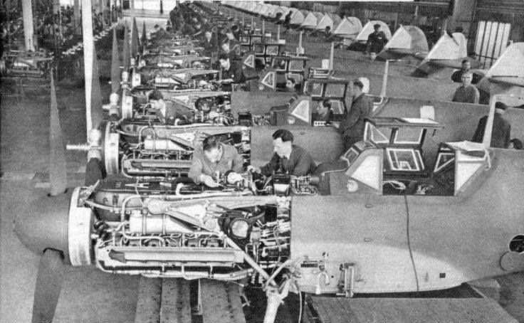 PlaneHistoria - Workers on the Messerschmitt Bf 109...