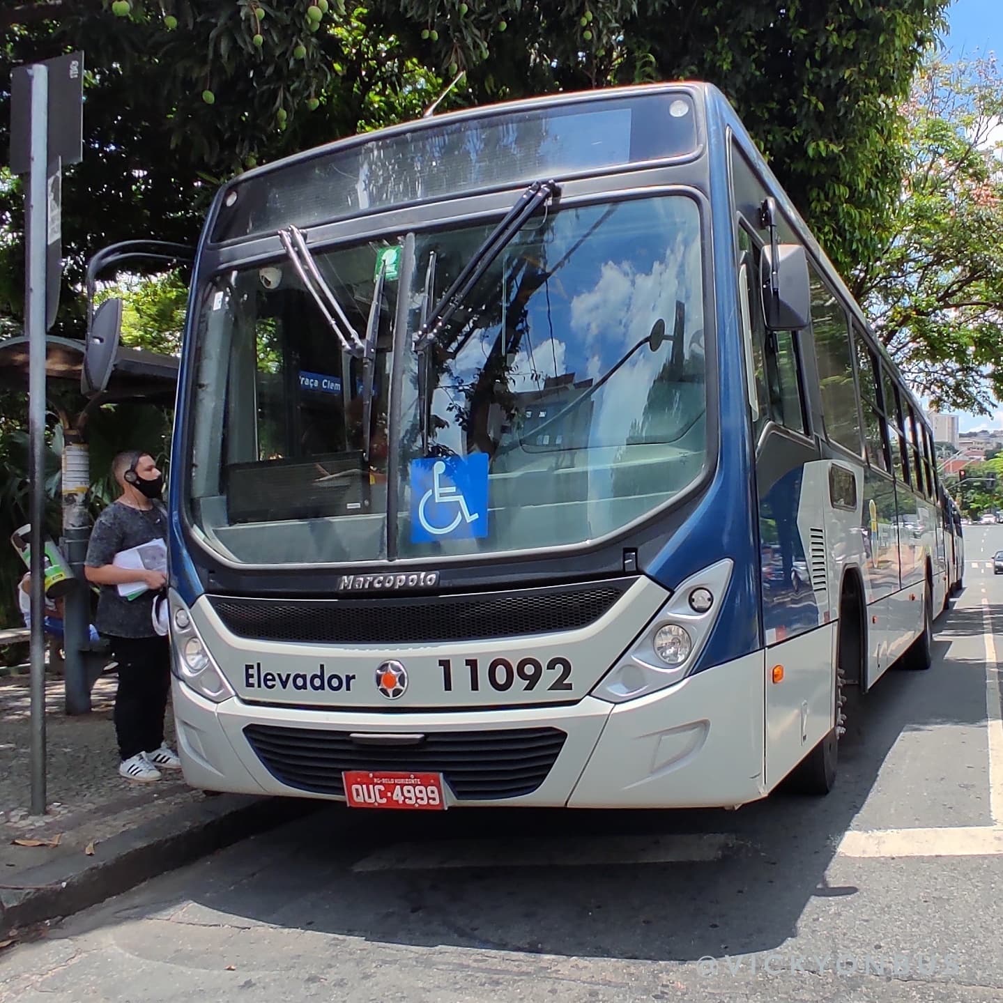 Vicky on Bus - 📸 Acervo pessoal. 💾 05/11/2021 . 📋 SCO1B