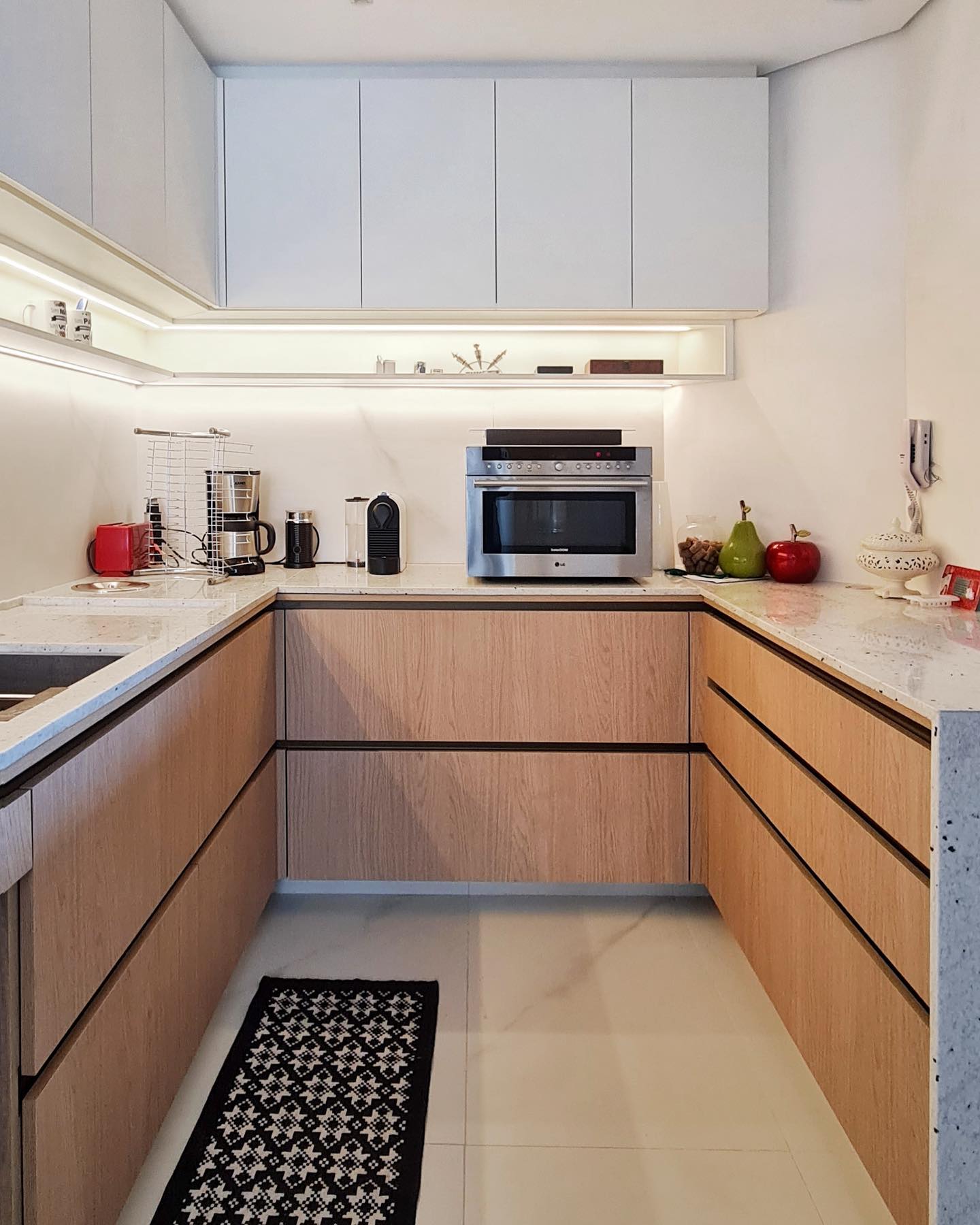 Síntese Design - Cozinha com armários inferiores em MDF Carvalho e os ...