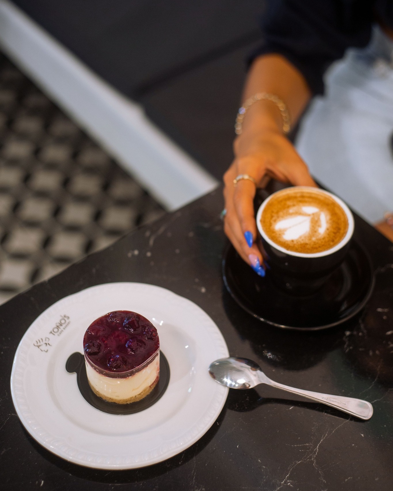 Toños Cafe - Despierta 🥳 ¿Te imaginas qué te levanten con... | Facebook