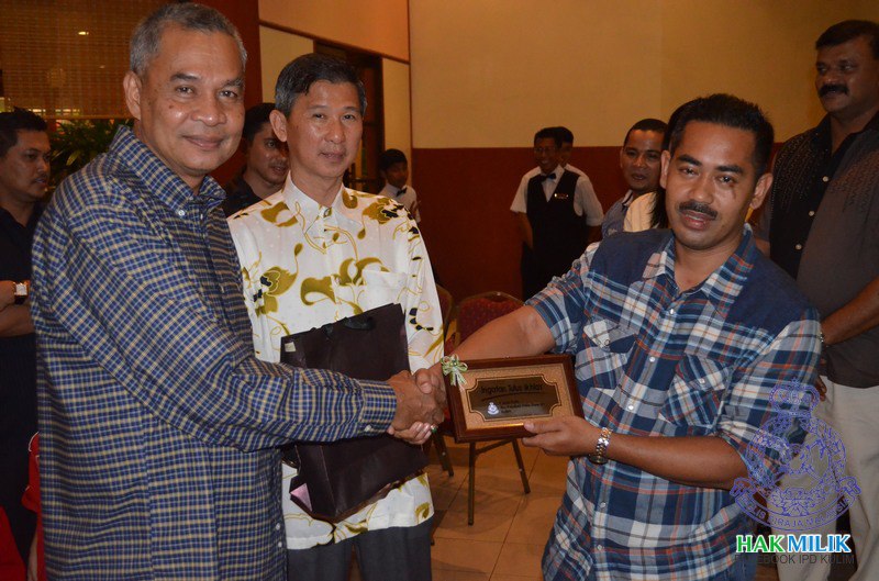 IPD - Supt. Hj. Ghuzlan bin Hj. Saleh menyerahkan hadiah kenangan ...