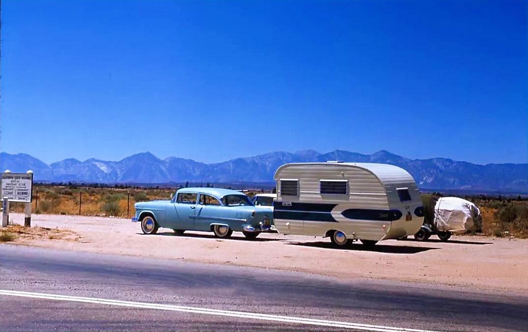 Here are a couple of autos pulled over next to Route 66 near