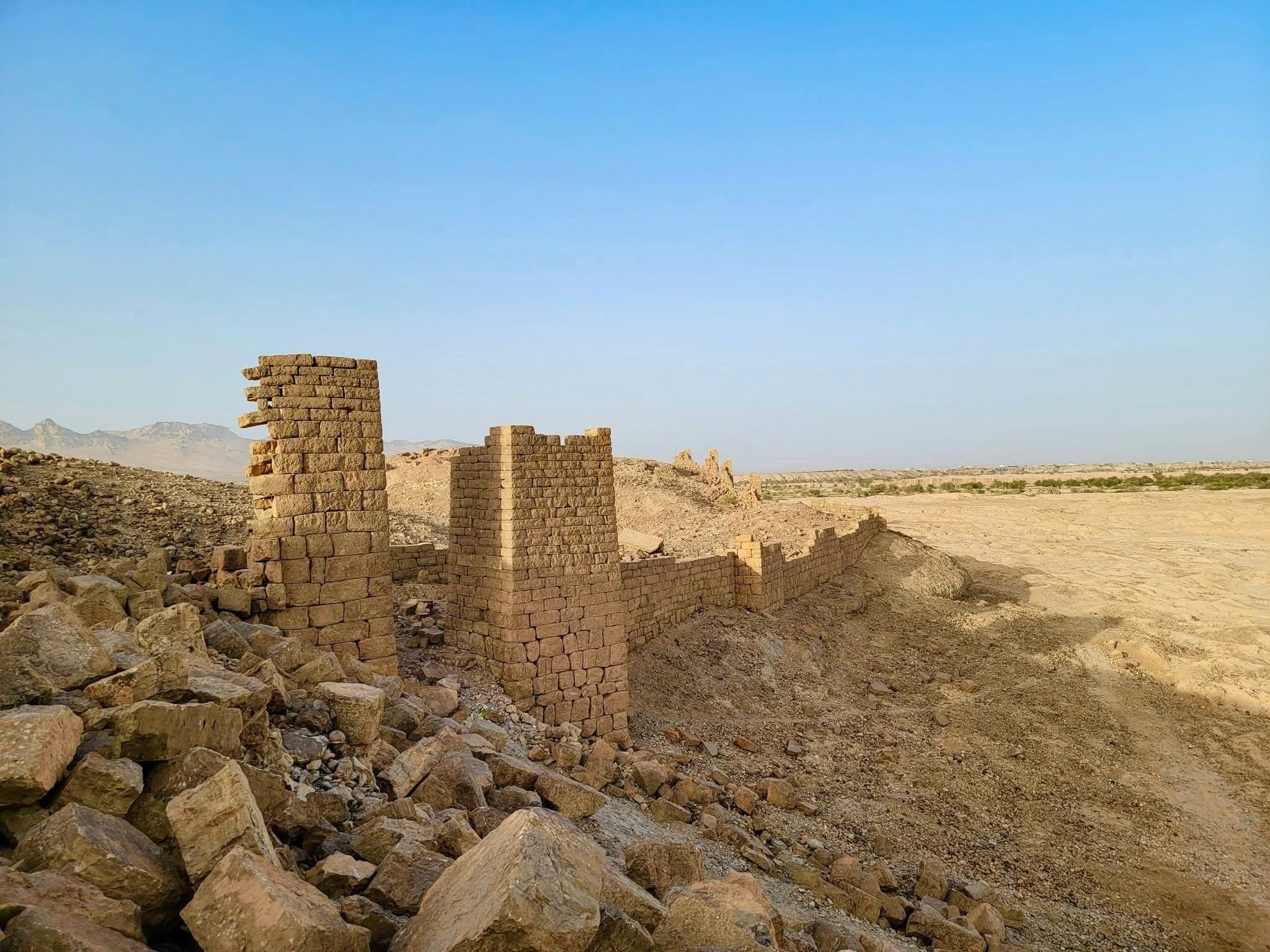 فهد اسماعيل - 710م أطول جدار من الاحجار الكبيرة في اليمن أحجار سور ...