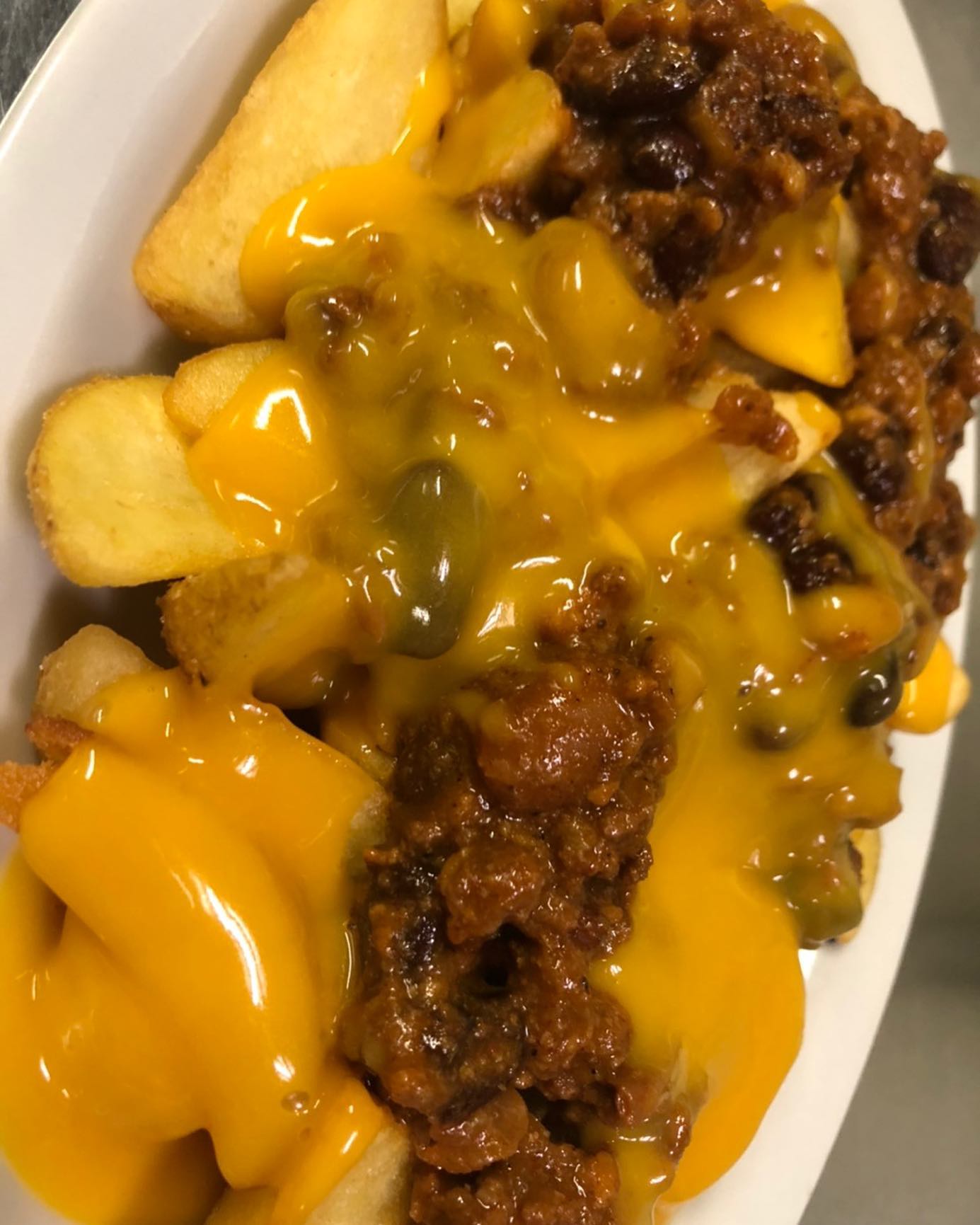 フレンチフライにチリビーンズとチーズソースをたっぷりと乗せてボリュームと美味 Navyburger Tsunami Facebook