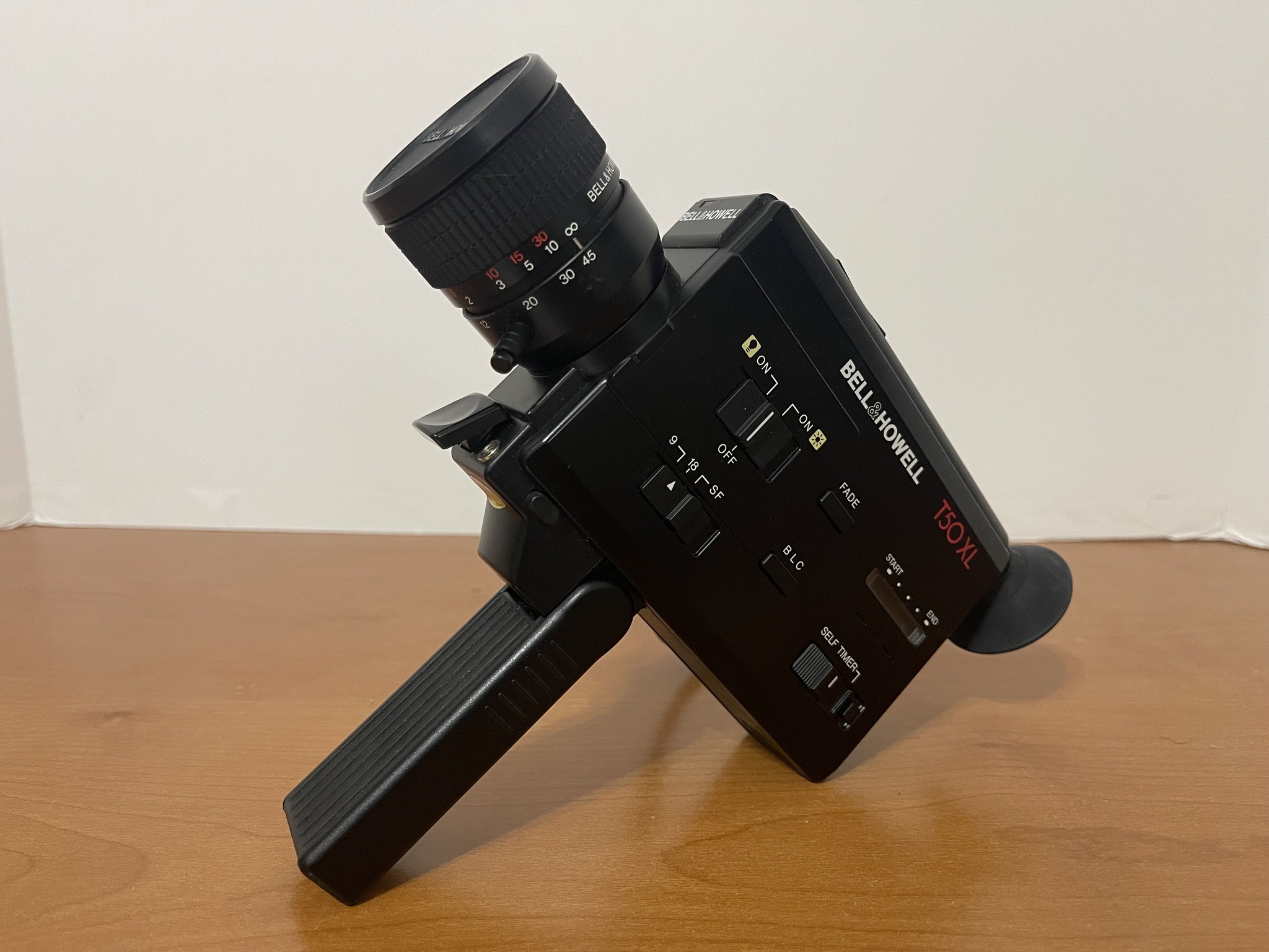スーパー8 8ミリカメラ　 Bell&Howell T50Xl 難あり I put some 100D in one of this B&H T50XL camera. These are very