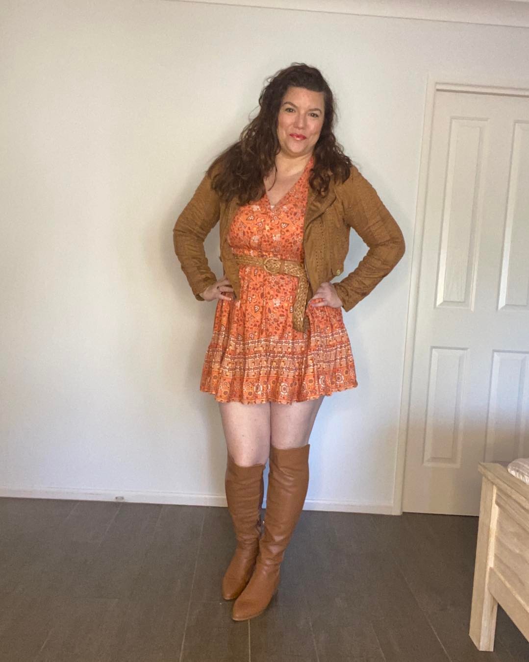 Get the look: Mini dress + Over-the-knee boots.☕🖤