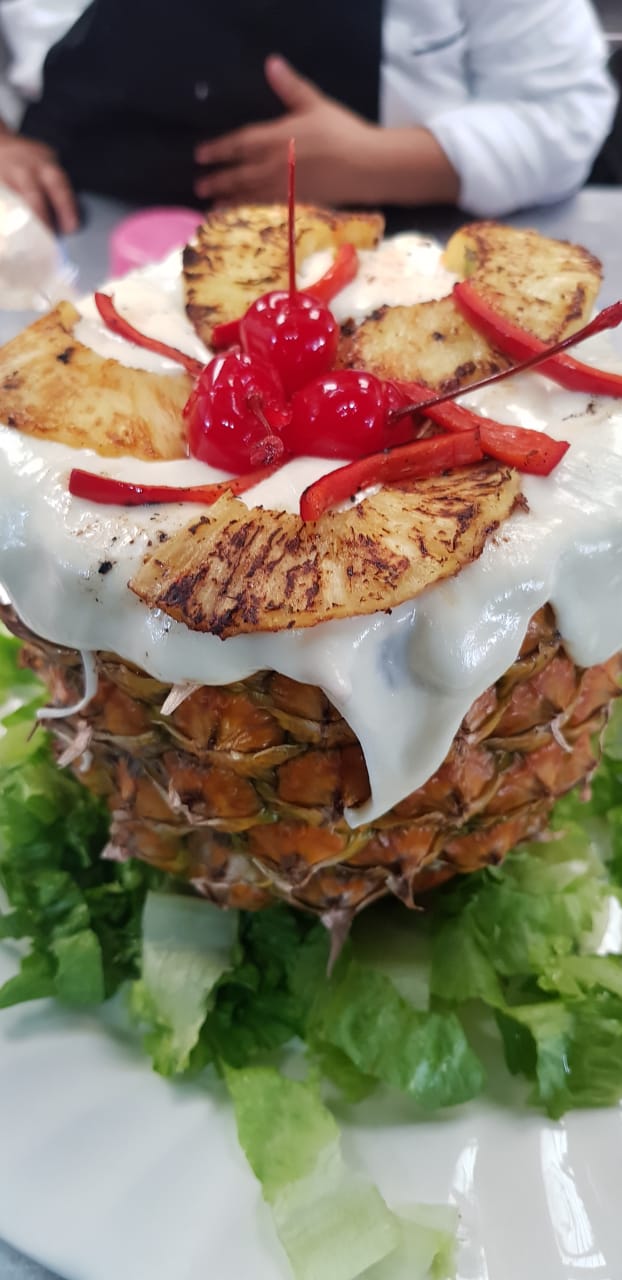 Una de las especialidades Piña rellena... - Faro 19 Querétaro | Facebook