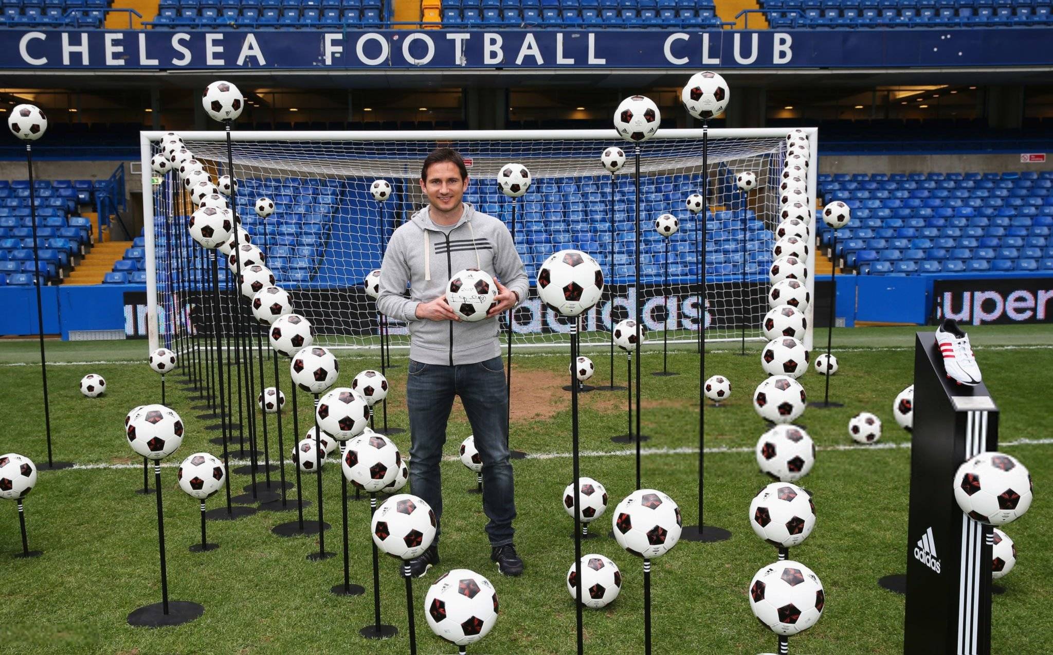 Chelsea star Frank Lampard poses with his FIFPRO World XI Player