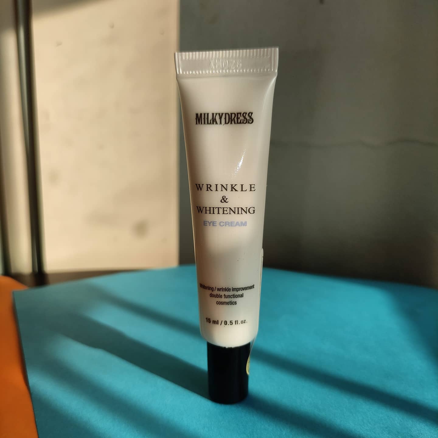 MILKY DRESS Wrinkle & Whitening Eye Cream 👁️👄👁️ 🌺Es una refrescante crema para ojos tipo gel que mejora la oscuridad y el brillo debajo de los ojos y las arrugas, al mismo
