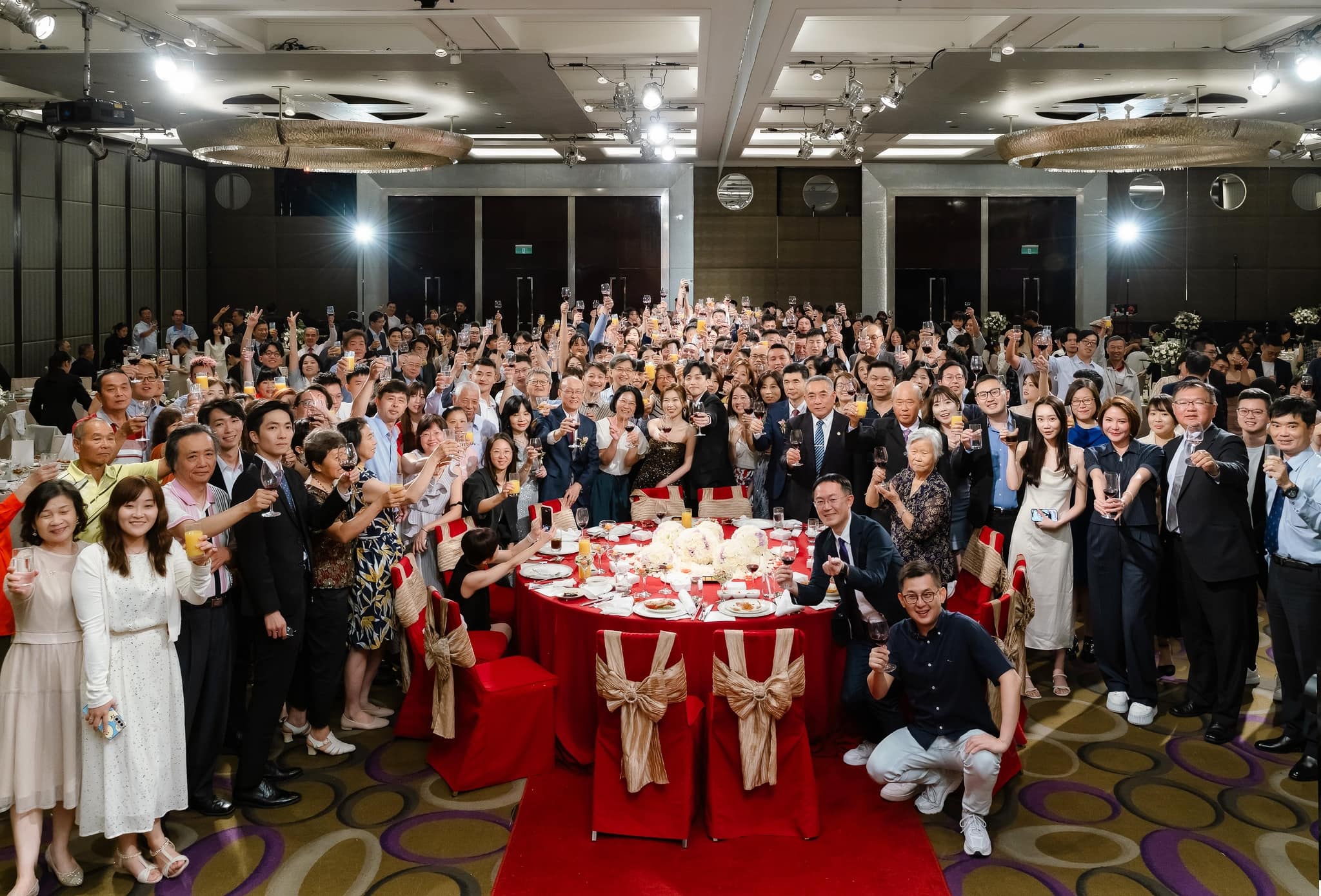張孟琦 - 用最喜歡的合照跟大家分享我結婚啦🥂 謝謝親愛的大家！ 我們會帶著好友們高舉酒杯的祝福繼續向前，也要敬節目的觀眾朋友一杯 🍷 這週 ...