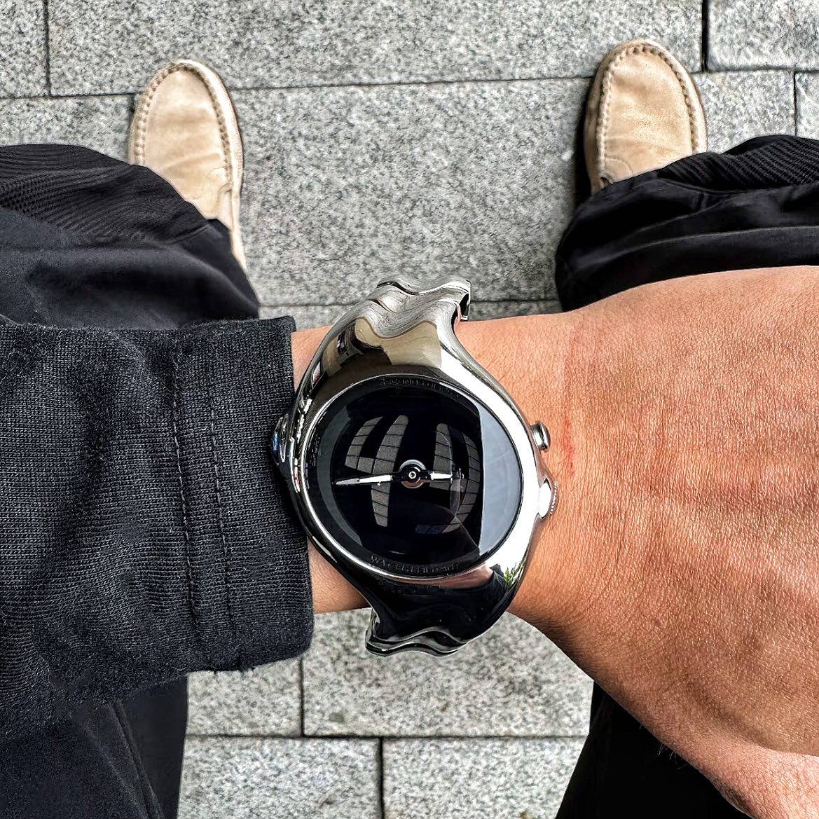 In the streets and alleys, the Y2K-style GL570 watch shows its