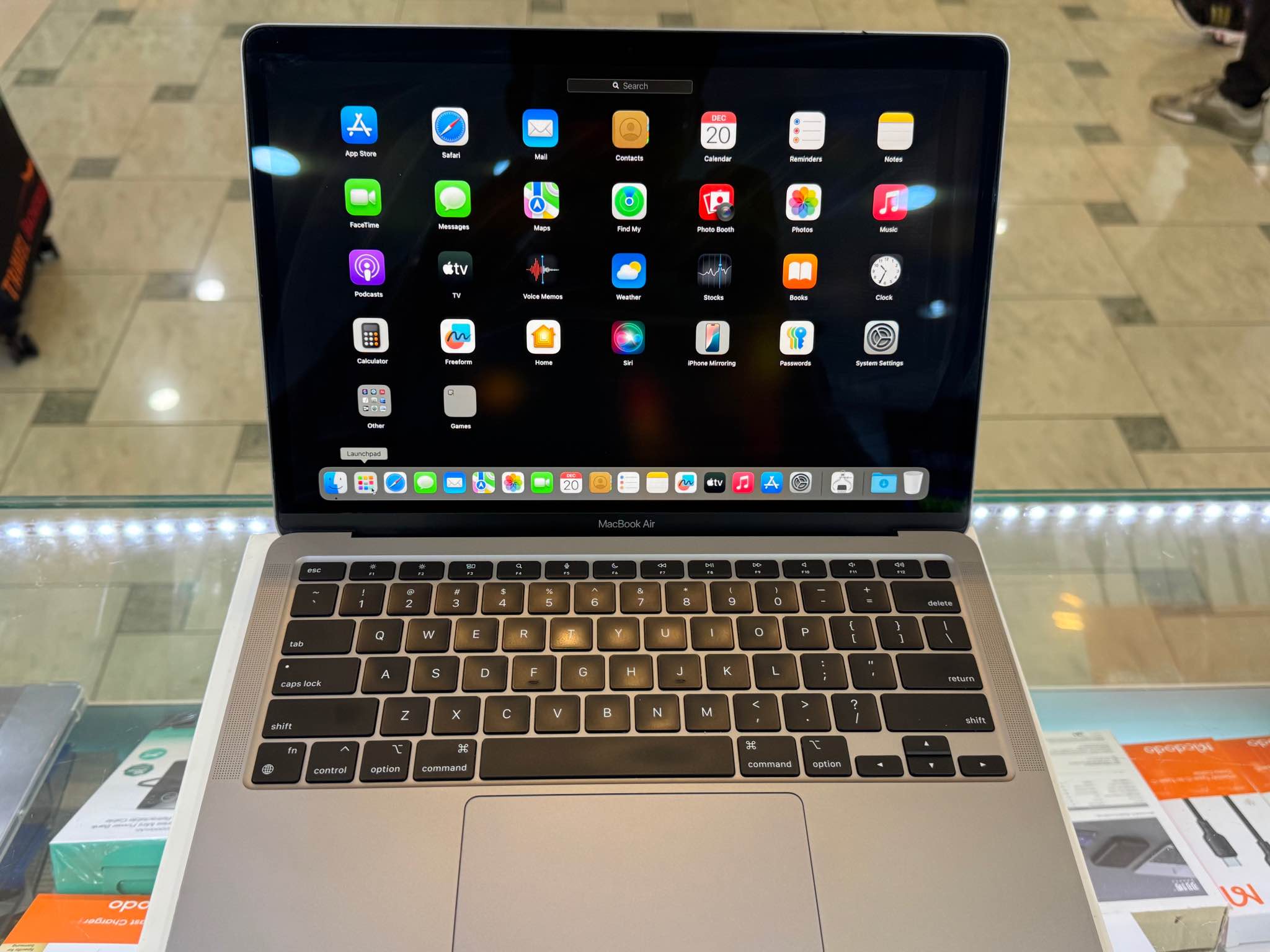 MACBOOK AIR (2020) 13.3 INCH - ?APPLE M1 CHIPS - 8GB RAM - 512GB 
