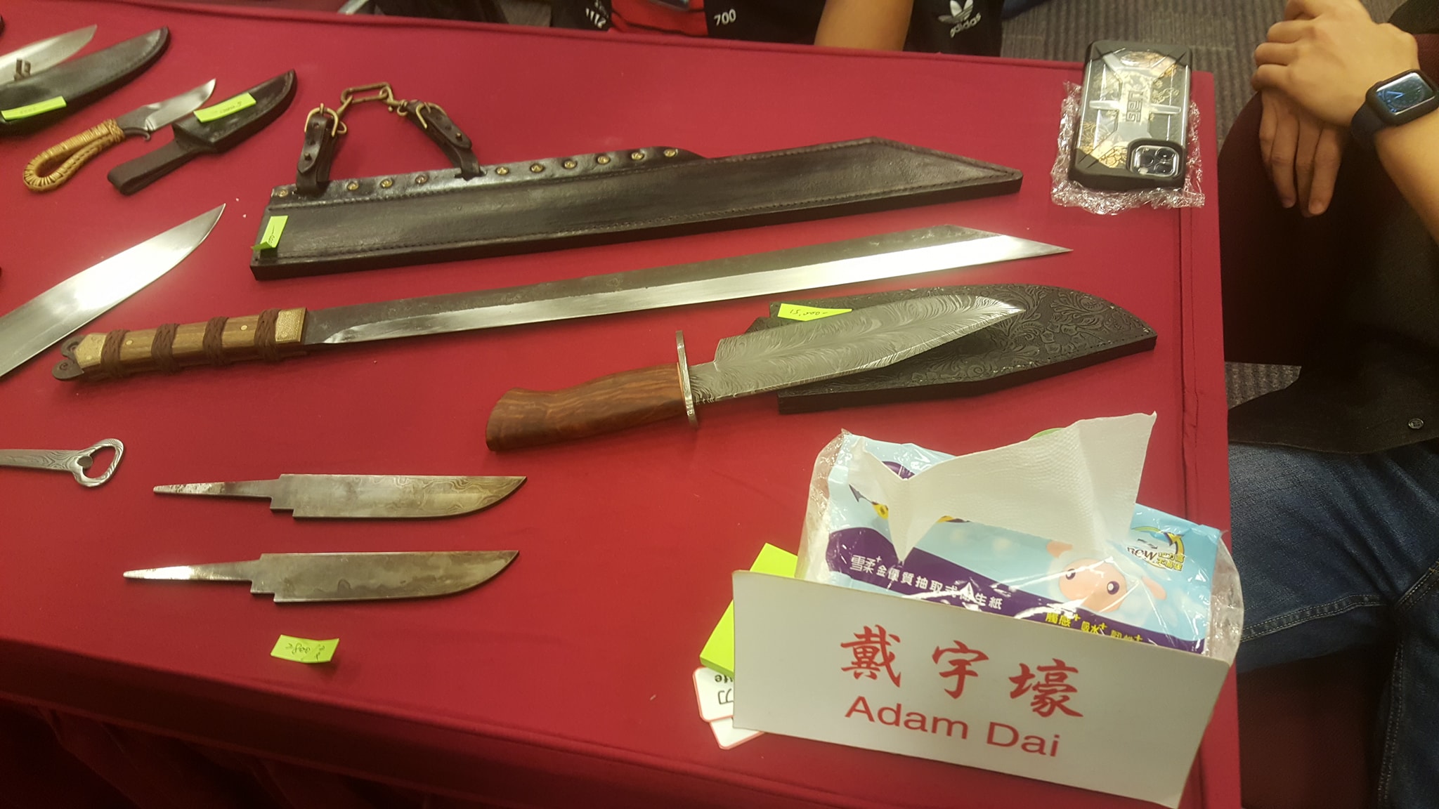 柴犬刀具 - 刀匠-戴宇壕，臺灣鍛造派的大師，擅長鍛造傳統兵器，也將臺灣傳統的鐵管柄與西方的S形刀格波伊刀結合，製作出... | Facebook
