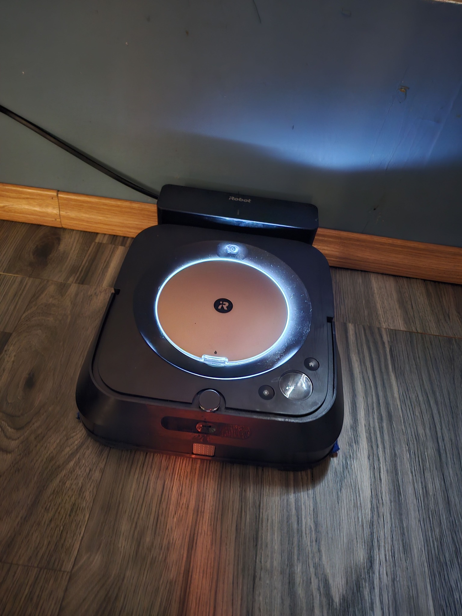 Braava jet m6 stuck with clockwise light swirl?