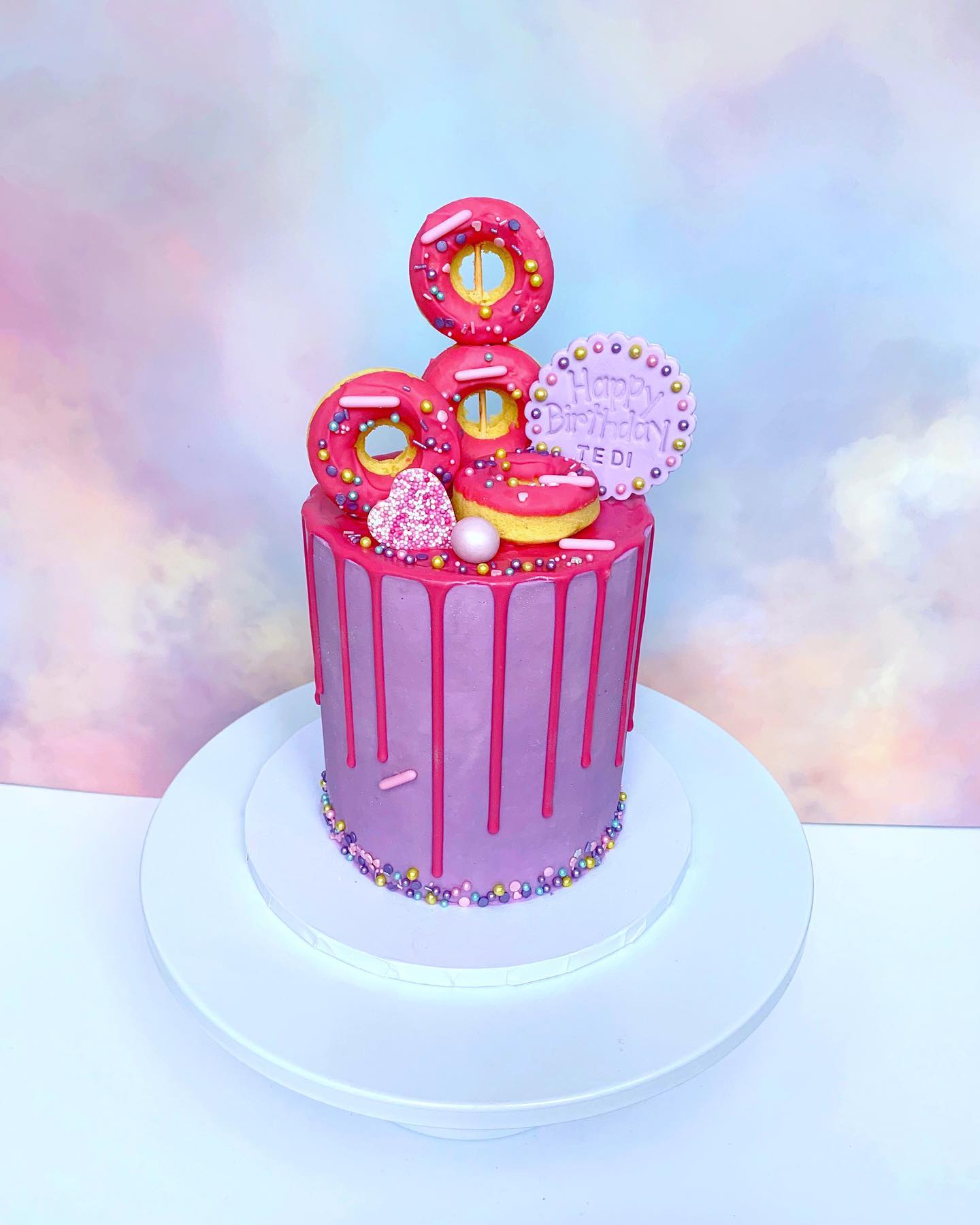 Happy birthday to Tedi for yesterday! Tedi loves Krispy Kreme donuts so her sister wanted to base her cake on donuts 🍩 This is a 5” 4 layer chocolate cake with milk