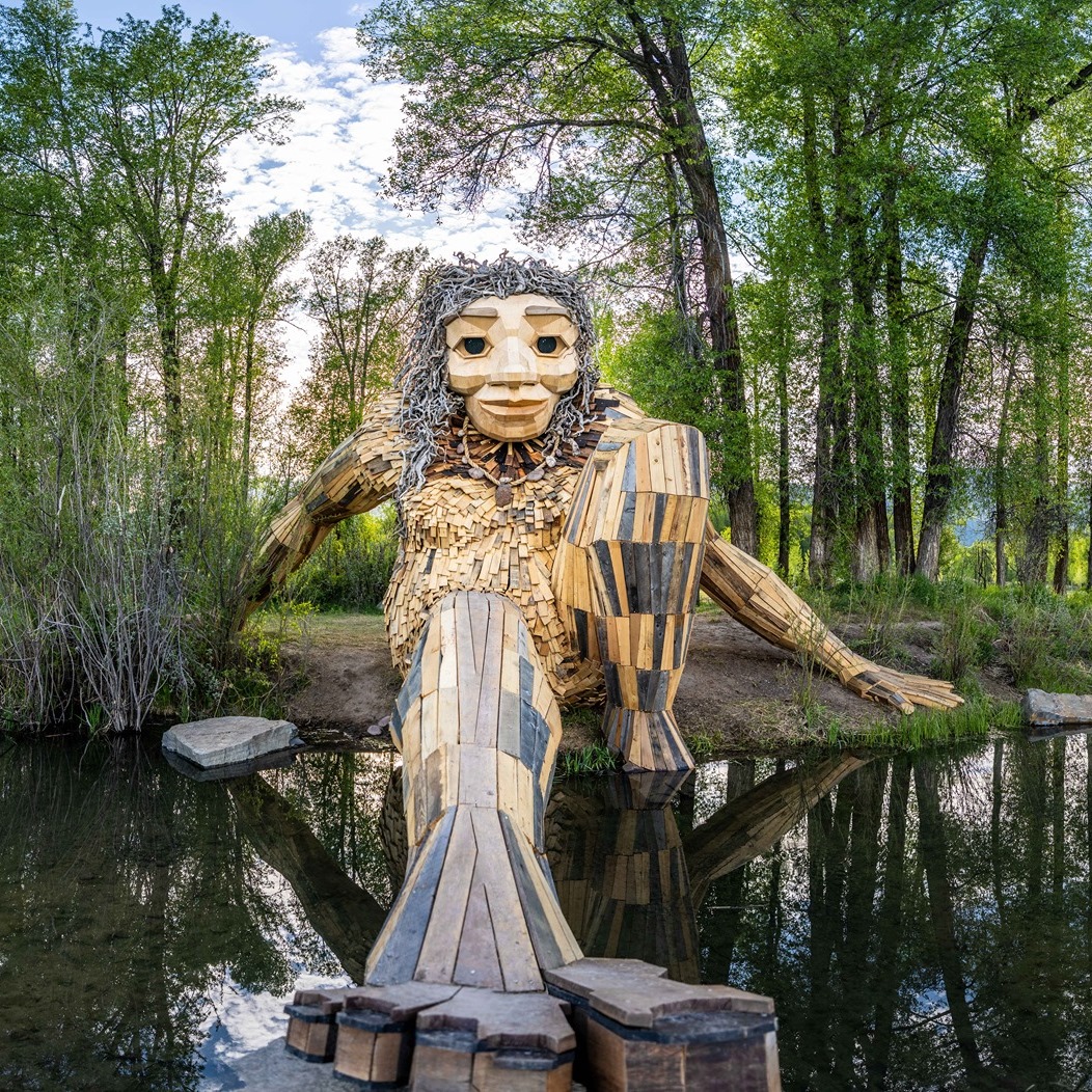 Mama Mimi helps the little people over the wicked waters