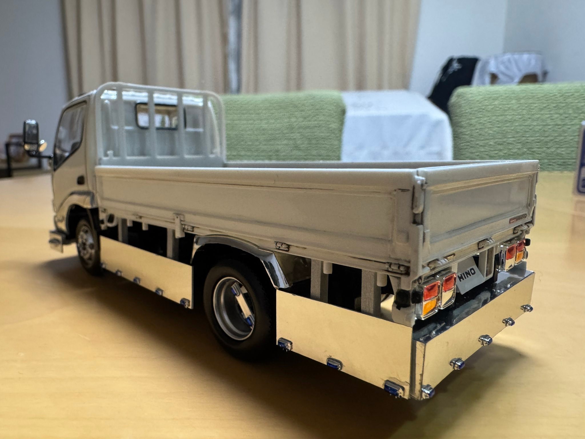 アオシマ 楽プラ新作 日野デュトロ 平ボディを購入しました。 早速作成