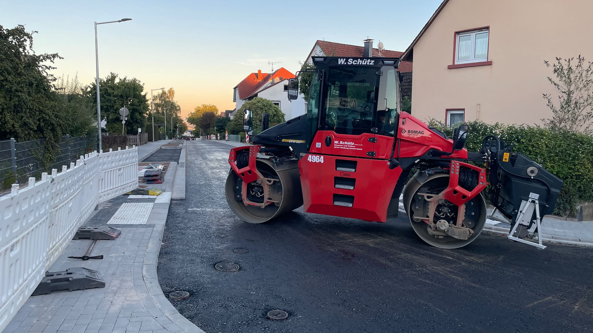 Die Kronthaler Strasse in Neuenhain hat schon eine erste Teerdecke bekommen. Wie lange dauert es noch, bis die Arbeiten fertig sind?