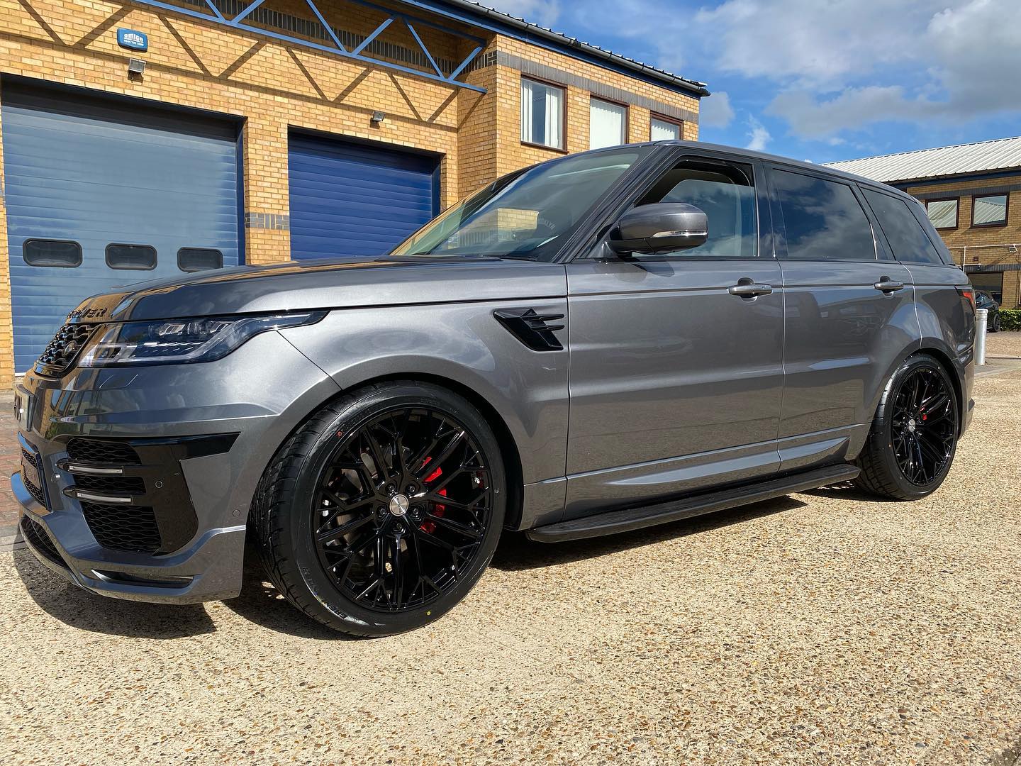 MMTAR - 🔥 Range Rover Sport Fitted With Riviera RV198...