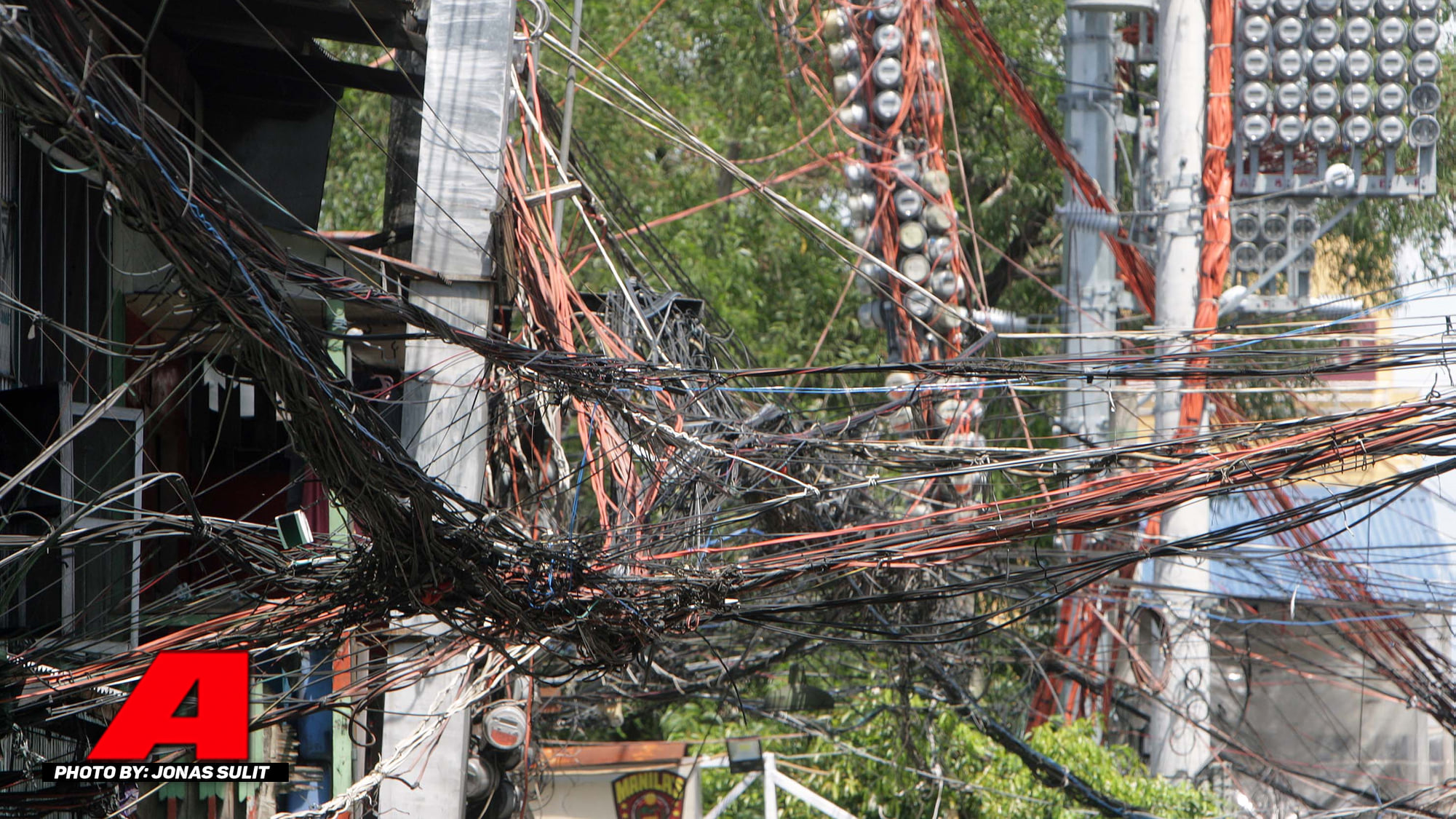 Nagmistulang spaghetti ang mga kable... - Abante News Online