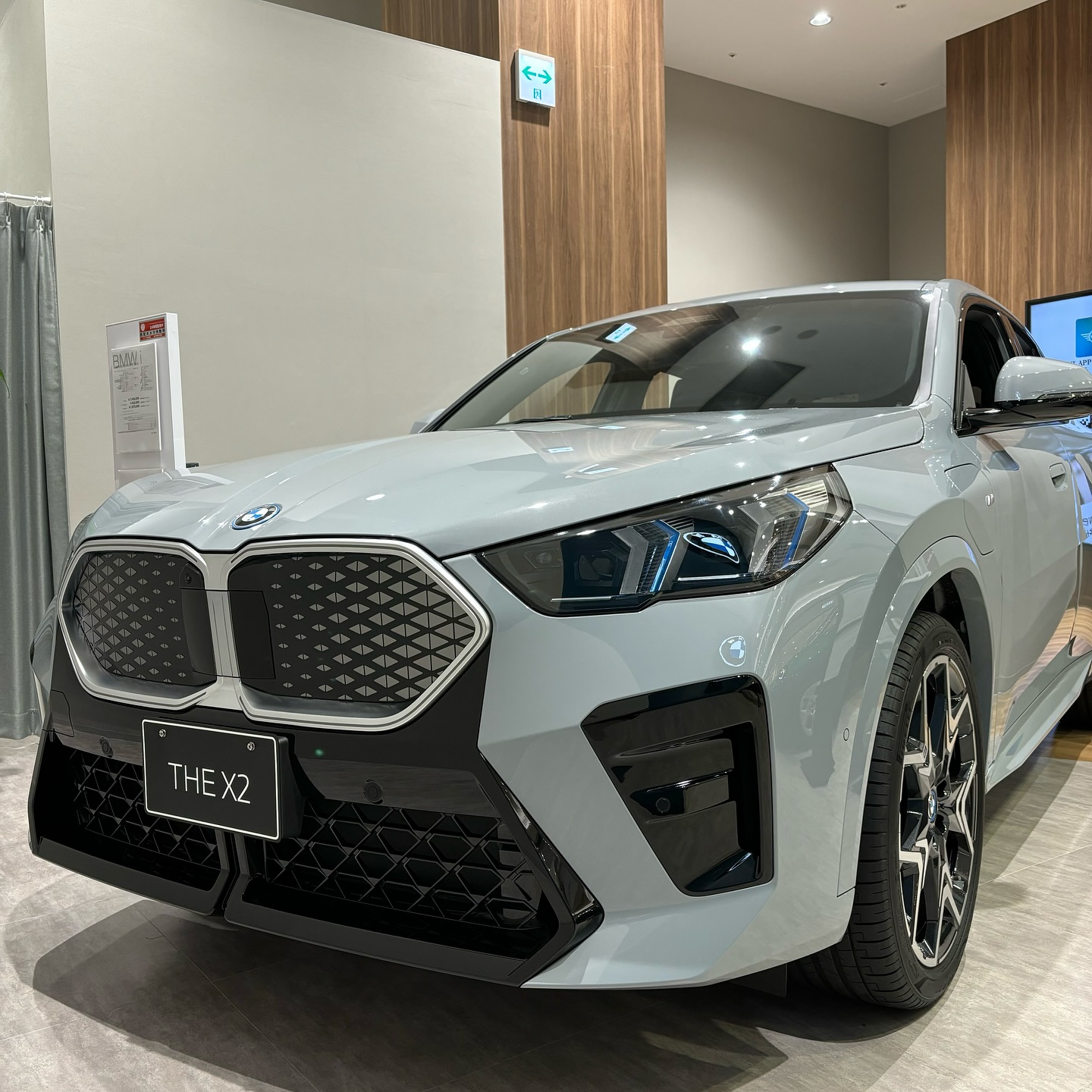 こんにちは? 展示車iX2のボディカラーは『ブルックリン・グレー 