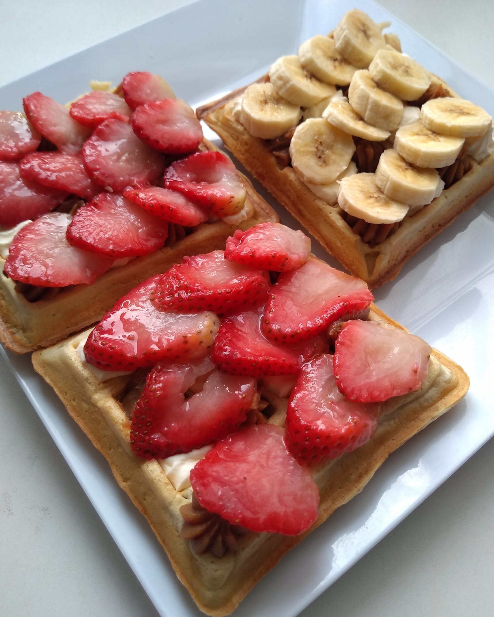 La - WAFLES CON FRUTAS. (Rellenos con crema y dulce de leche, estilo ...