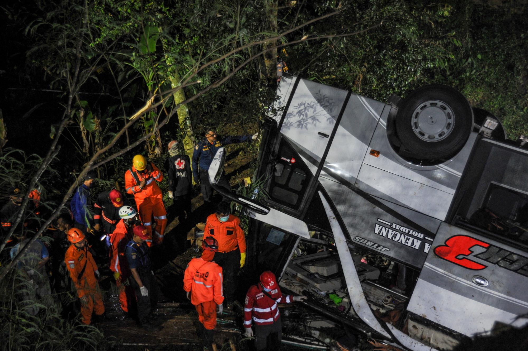 Rappler - LOOK: Rescue personnel work at the crash site... | Facebook