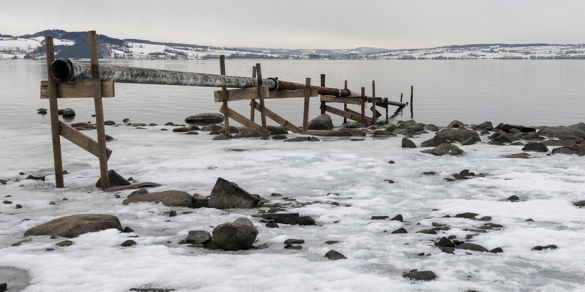 Mjøsa i bilder | Utsikt mot Nessundet fra stranda ved Atlungstad, og ...