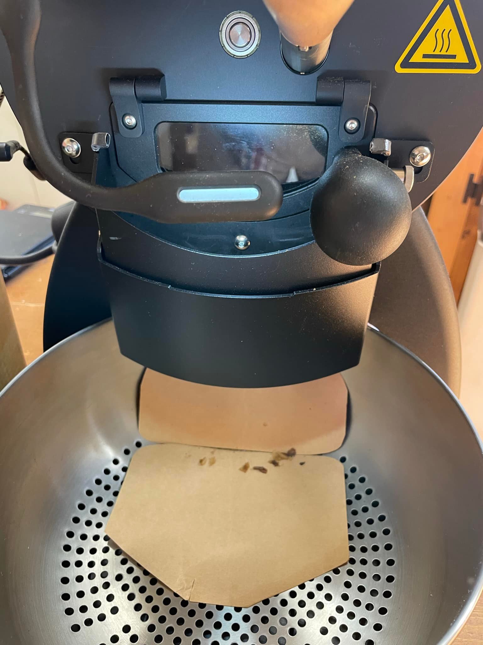 R1は焙煎中にチャフがフロントドアの隙間からクーリングトレイに落ちる 