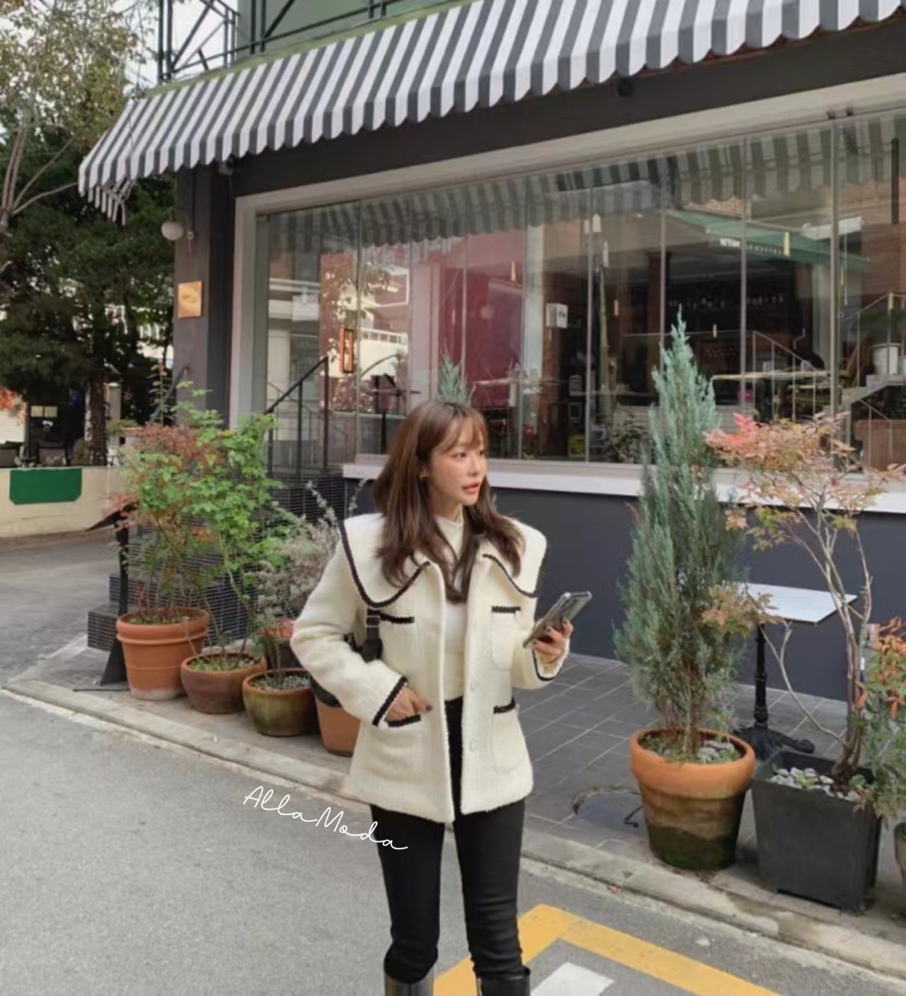 Alla Moda - . 【 ALLA MODA 】#FW 小香毛尼經典不膩 Color 白 | 黑... | Facebook