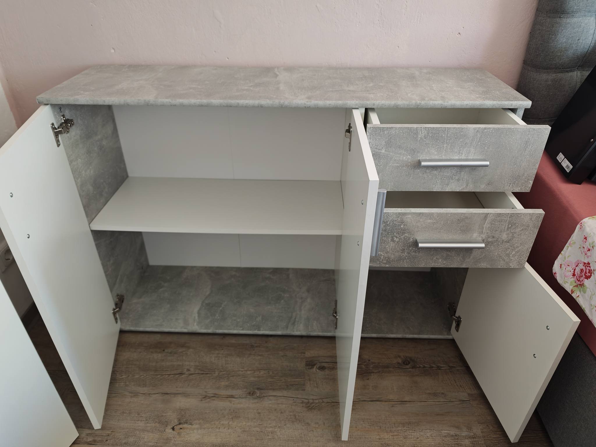 Verkaufen unsere gut erhaltene Kommode/Sideboard von Poco in Betonoptik. Wir haben sie ca. im März letzen Jahres gekauft. Die Maße lauten B/H/T: ca. 120x82x35 cm. Der Zustand ist bitte den Bildern zu