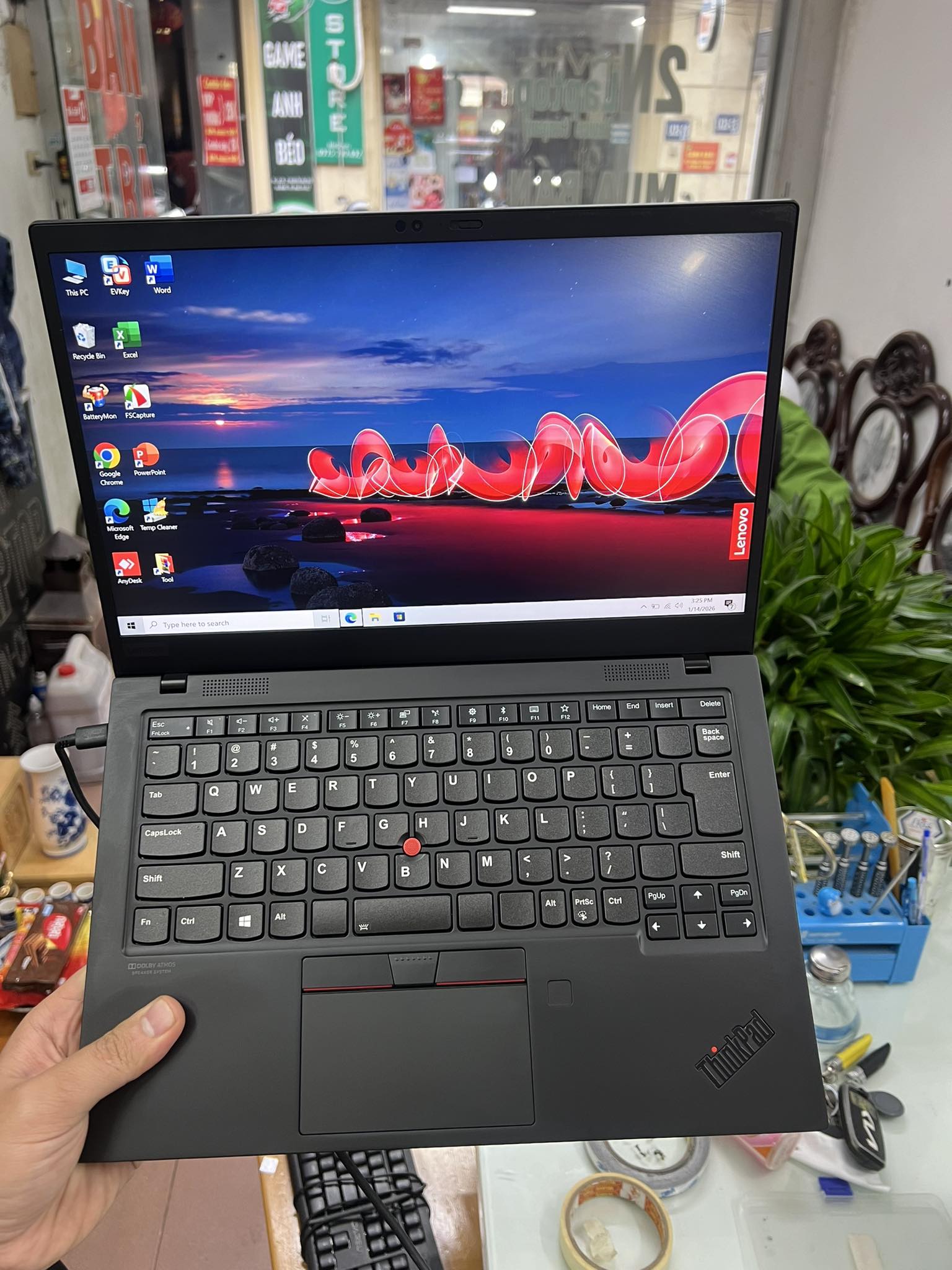 ? Lenovo ThinkPad X1 Carbon Gen 7 – Màn 2K sắc nét, mỏng nhẹ cao 
