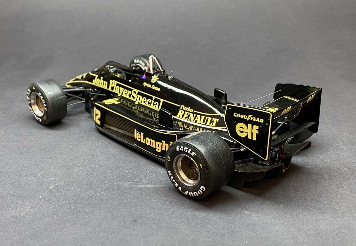 CLUB M LOTUS 98T RENAULT ガレージキット Lotus 98T - 1/20 Club M Curbside Kit.