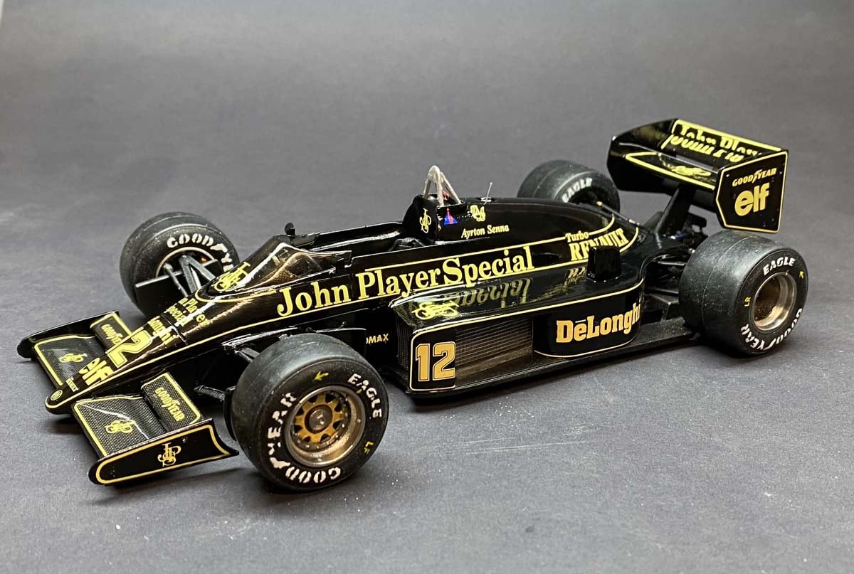CLUB M LOTUS 98T RENAULT ガレージキット Lotus 98T - 1/20 Club M Curbside Kit.