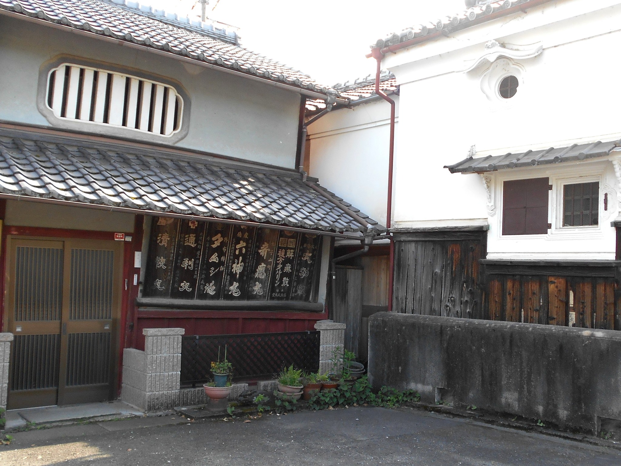 昔の薬看板を掲げる家～。 京都市右京区梅津。 2022.05.05