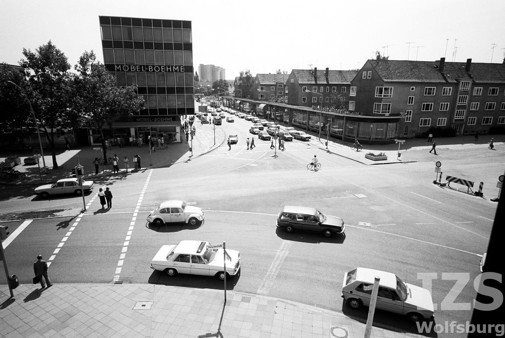 An unserem heutigen (Damals-)Donnerstag reisen wir ins Jahr 1978 und werfen einen Blick in Richtung Osten, in die Rothenfelder Straße, Ecke Porschestraße. Direkt fällt auf, dass auch damals schon die