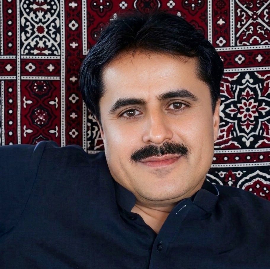 پاڪستاني پبلڪ ٽرانسپورٽ ۾ سفر به ڪنھن عذاب کان گھٽ ڪونھي . | Raza Akash ...