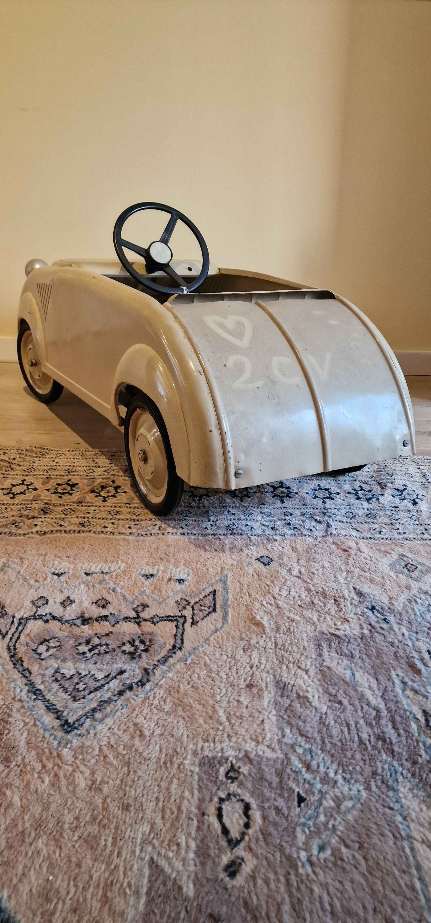Vilac – Voiture à Pédales Ivoire Laquée – Bois Naturel – Dès 3 Ans – Jouet Extérieur