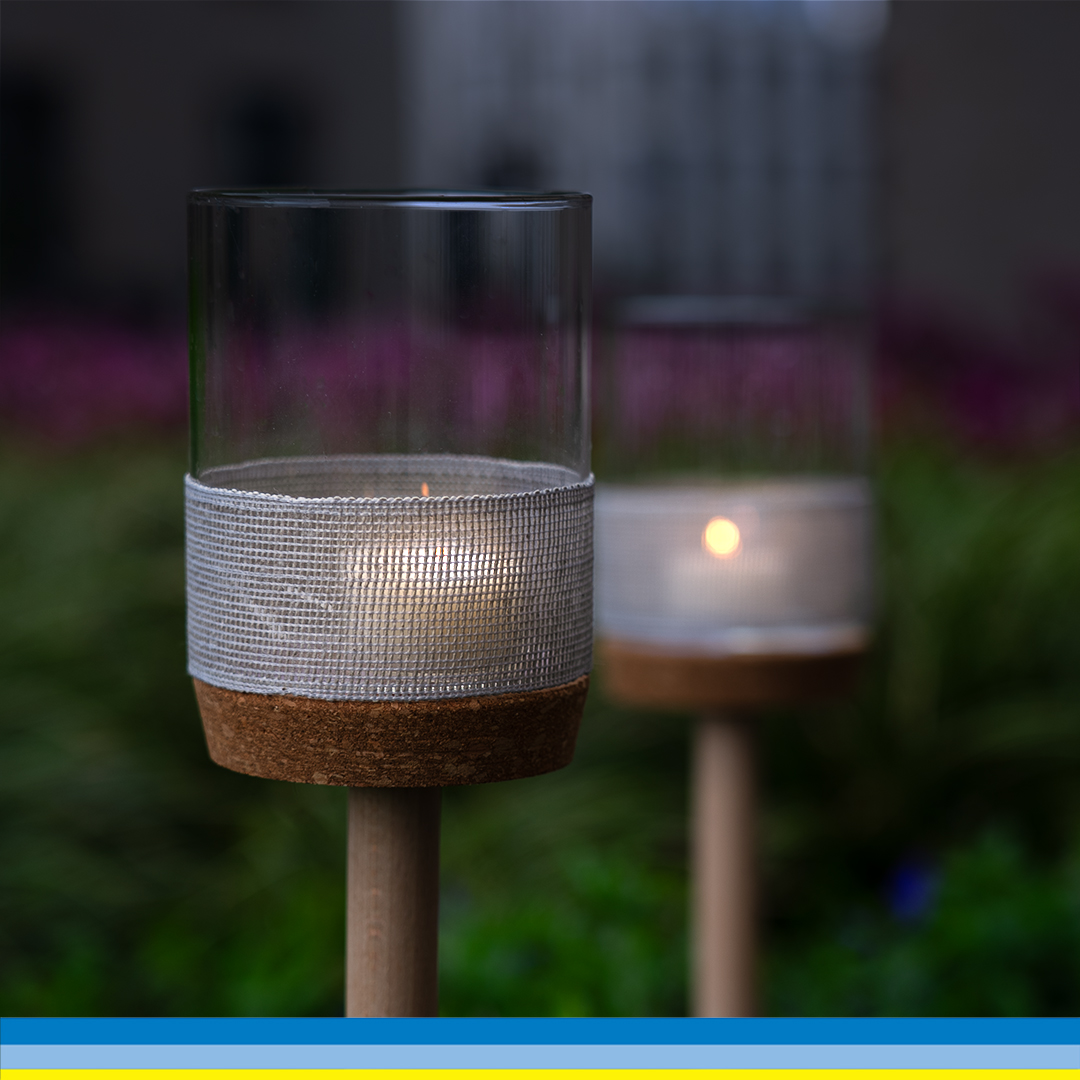 Wer kennt´s? 😂 Vom Vorratsgläschen zur Gartenfackel. 🔥💡 Ein zündende Idee aus eurem TEDi! 🛒 Ihr braucht: Vorratsgläser Dekoband Teelichter Holzstäbe und Heißkleber So wird's hell 👇: Entfernt de