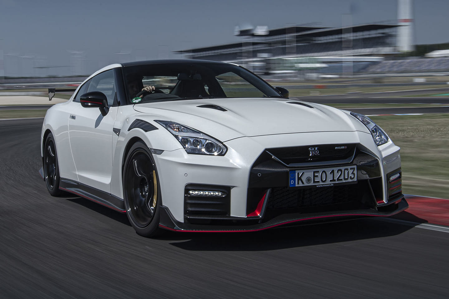 NISSAN GTR42 CONCEPT 4.2 LITER V8 TWIN TURBOCHARGED 680HP AWD