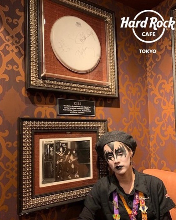 🎸メモラビリアの紹介🎸 HRC東京には様々なアーティストの衣装や楽器が