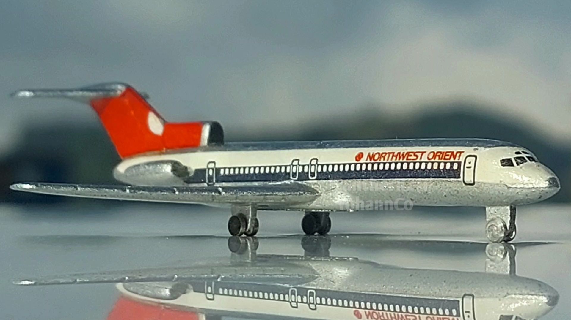 Northwest Airlines Boeing 727 model in 1:400 scale